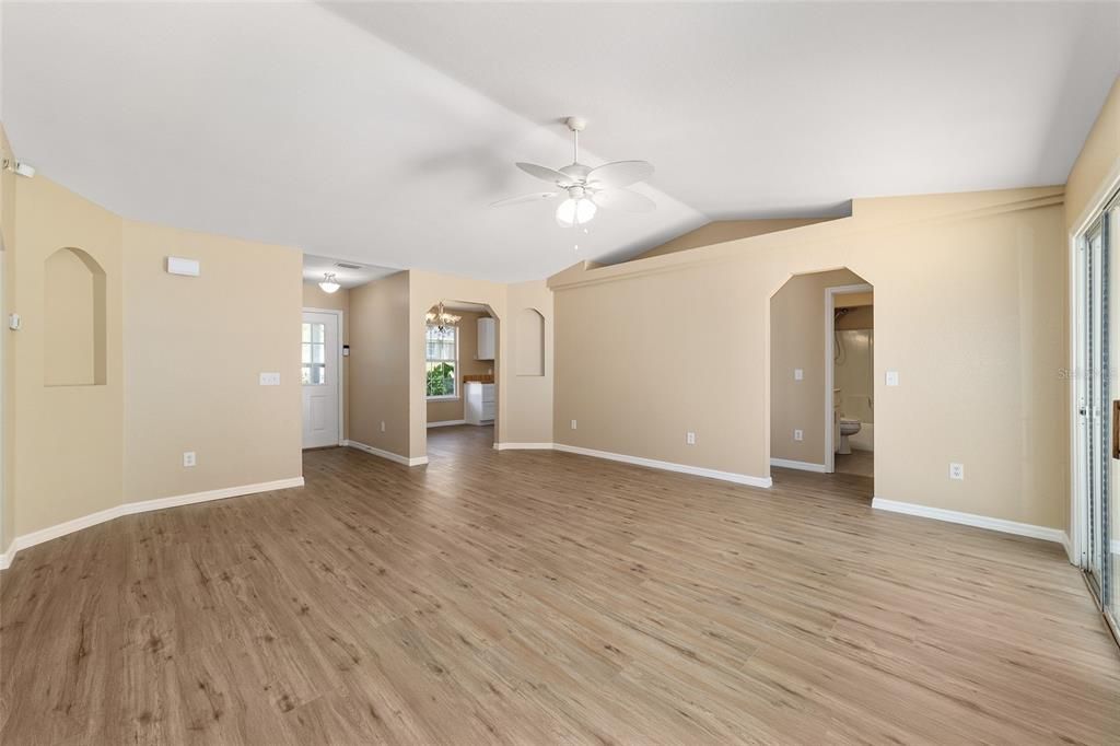 合同活跃: $299,000 (3 贝兹, 2 浴室, 1608 平方英尺)