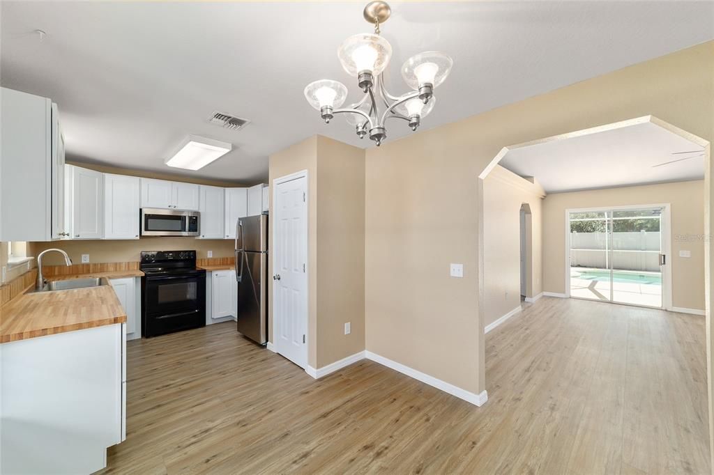 合同活跃: $299,000 (3 贝兹, 2 浴室, 1608 平方英尺)