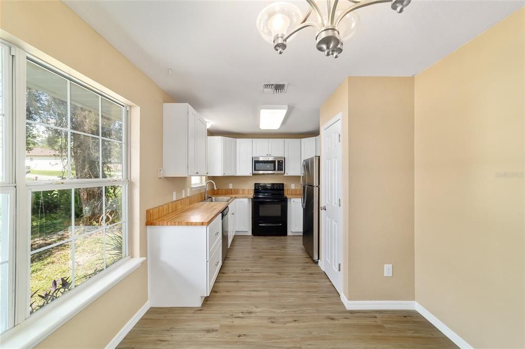 合同活跃: $299,000 (3 贝兹, 2 浴室, 1608 平方英尺)