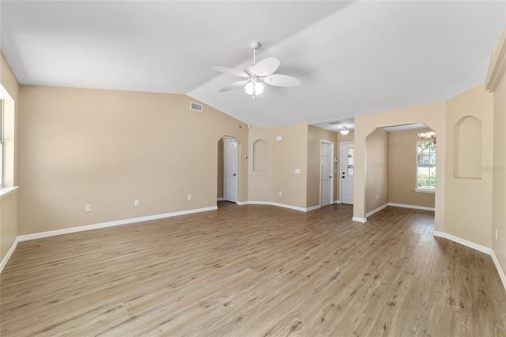 合同活跃: $299,000 (3 贝兹, 2 浴室, 1608 平方英尺)