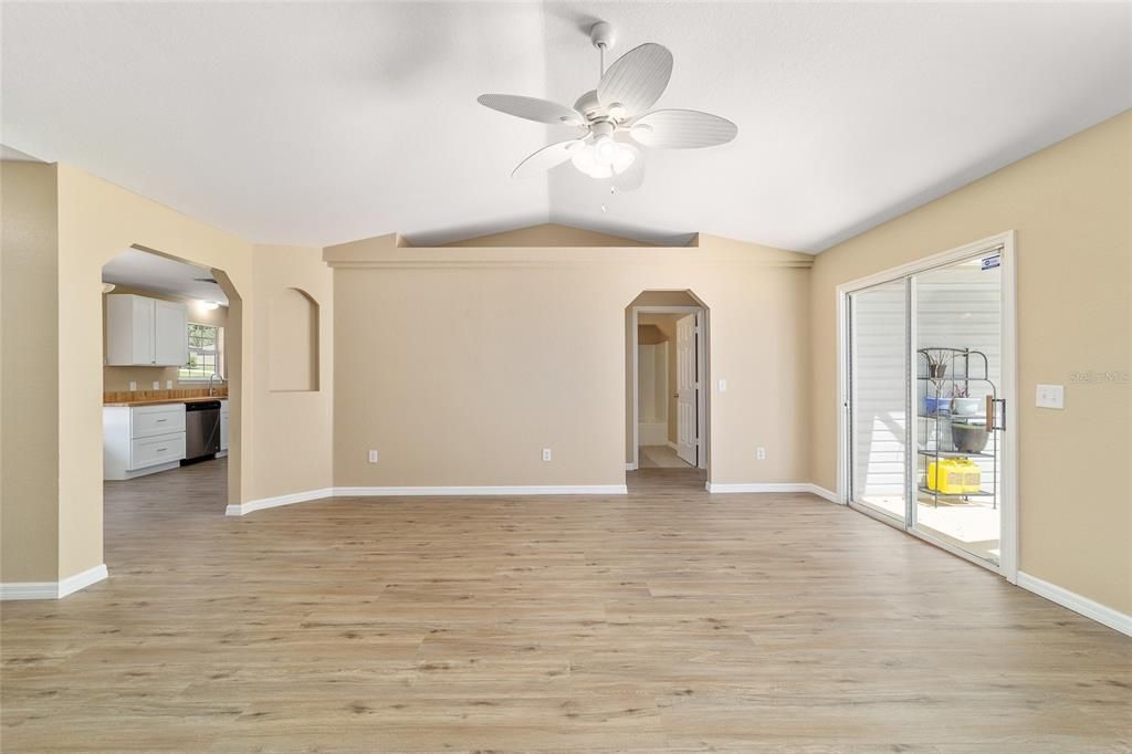 合同活跃: $299,000 (3 贝兹, 2 浴室, 1608 平方英尺)