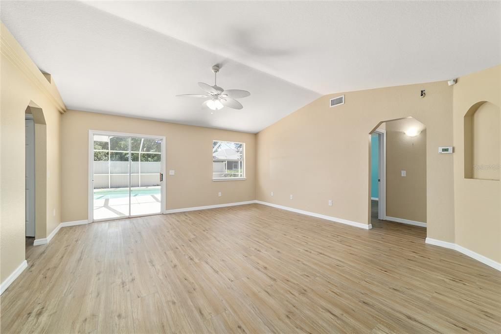 合同活跃: $299,000 (3 贝兹, 2 浴室, 1608 平方英尺)