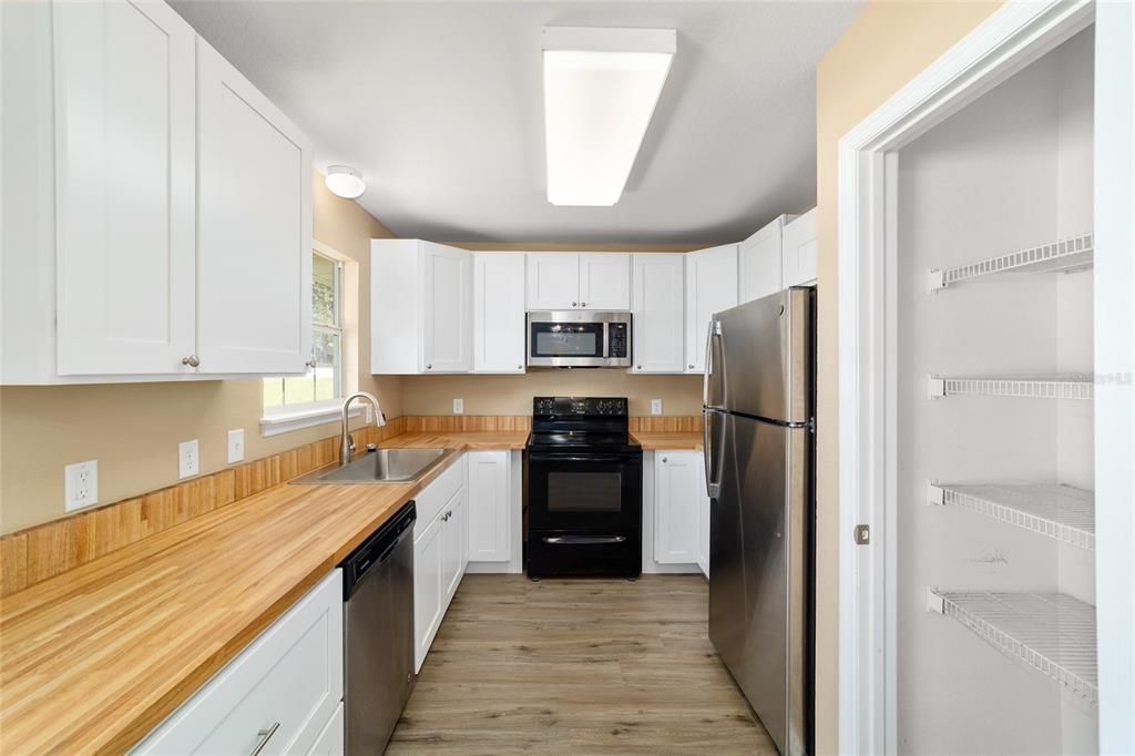 合同活跃: $299,000 (3 贝兹, 2 浴室, 1608 平方英尺)