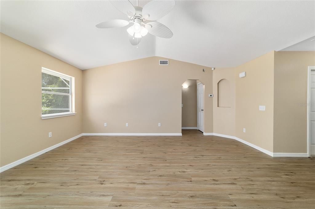 合同活跃: $299,000 (3 贝兹, 2 浴室, 1608 平方英尺)