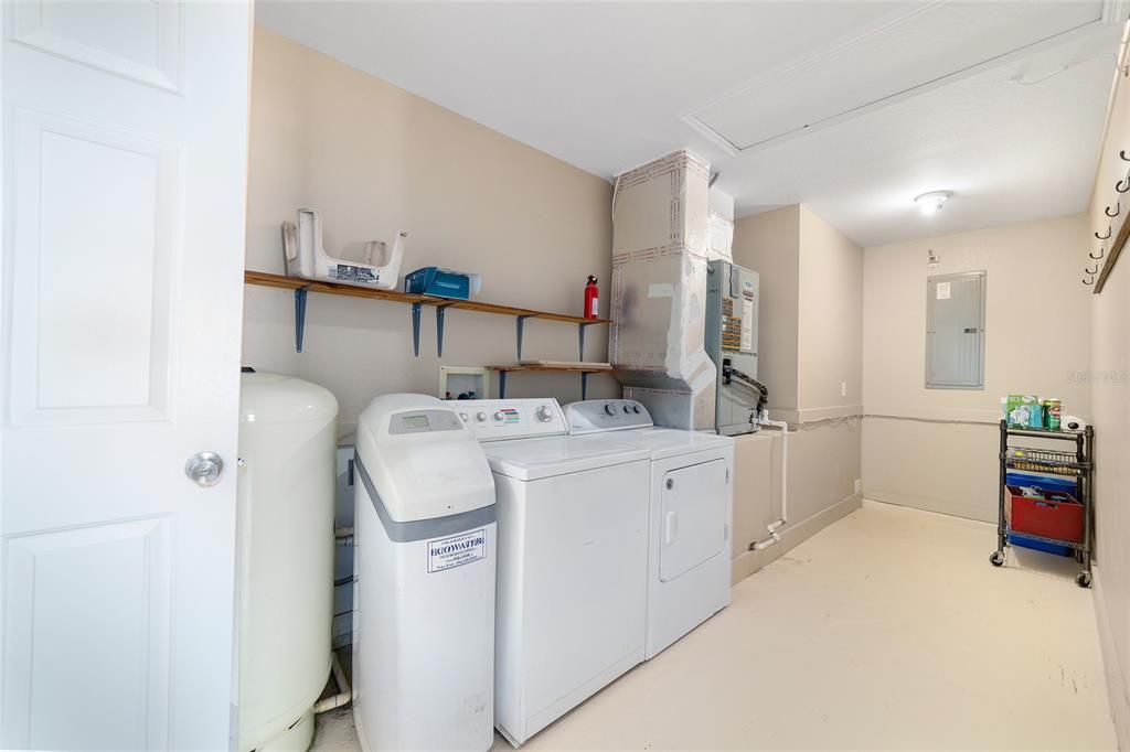 合同活跃: $299,000 (3 贝兹, 2 浴室, 1608 平方英尺)