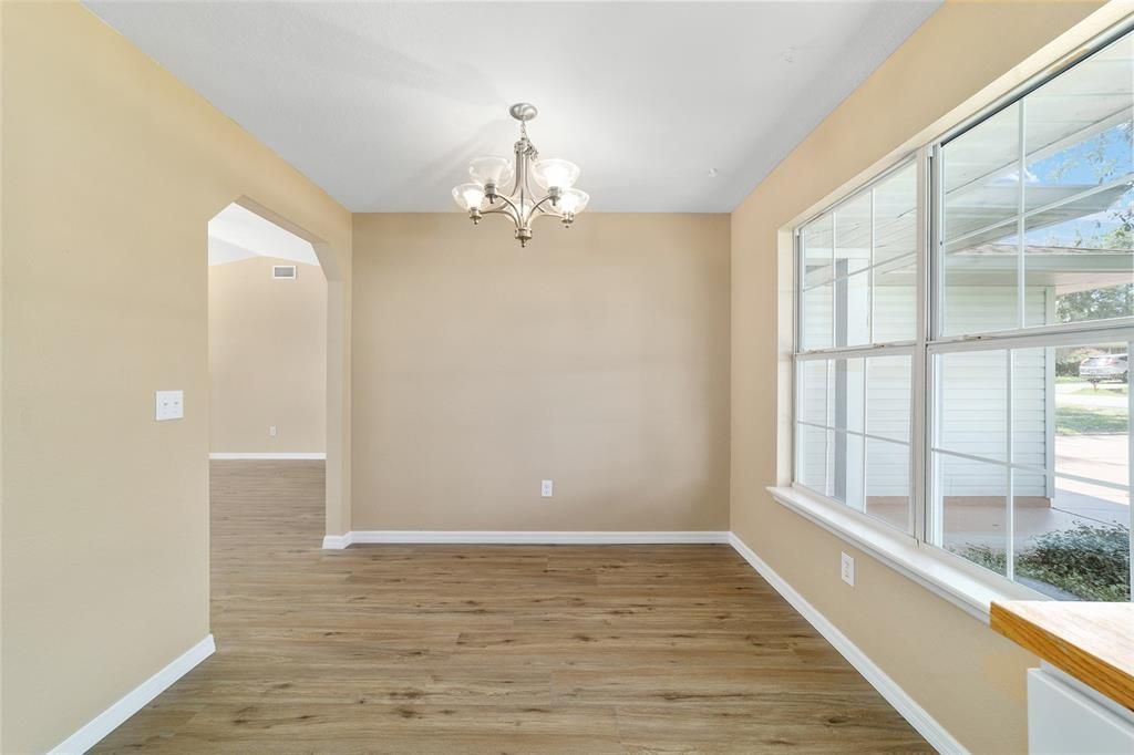 合同活跃: $299,000 (3 贝兹, 2 浴室, 1608 平方英尺)