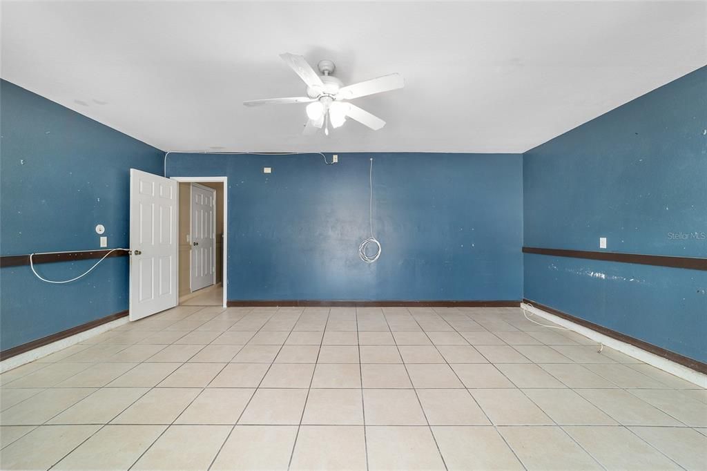 合同活跃: $299,000 (3 贝兹, 2 浴室, 1608 平方英尺)