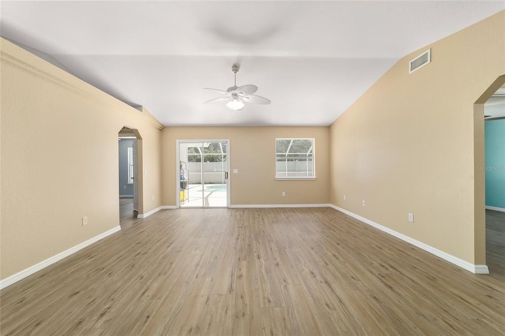 合同活跃: $299,000 (3 贝兹, 2 浴室, 1608 平方英尺)