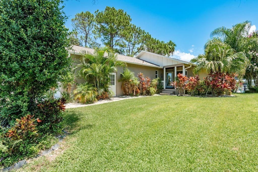 For Sale: $699,777 (2 beds, 2 baths, 1390 Square Feet)