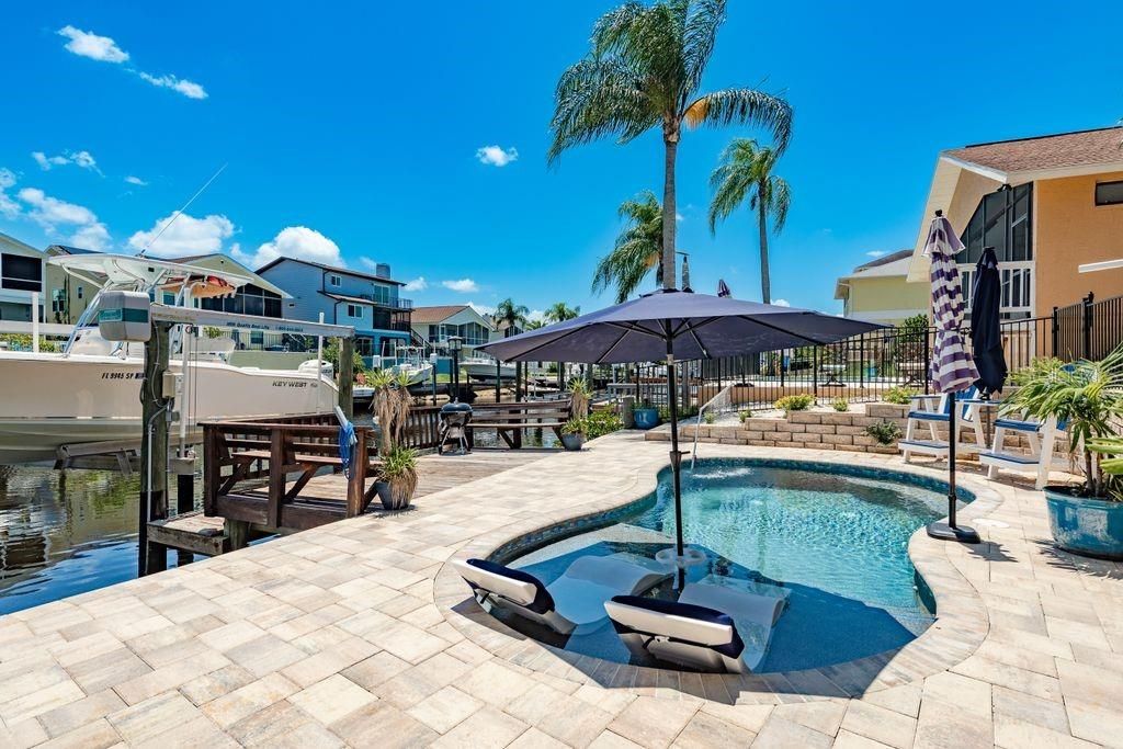 For Sale: $699,777 (2 beds, 2 baths, 1390 Square Feet)