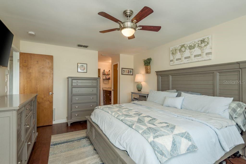 For Sale: $699,777 (2 beds, 2 baths, 1390 Square Feet)