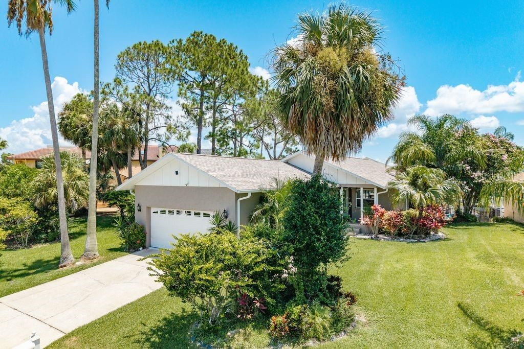 For Sale: $699,777 (2 beds, 2 baths, 1390 Square Feet)