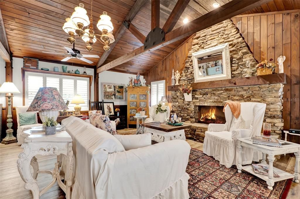 Active With Contract: $285,000 (3 beds, 2 baths, 1944 Square Feet)