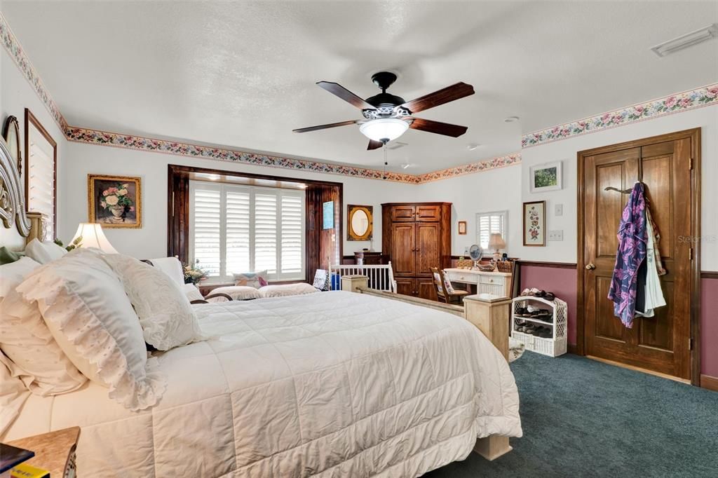 Active With Contract: $285,000 (3 beds, 2 baths, 1944 Square Feet)