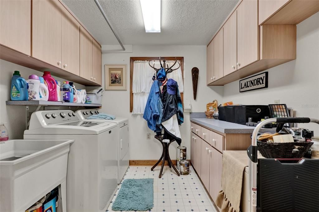 Active With Contract: $285,000 (3 beds, 2 baths, 1944 Square Feet)