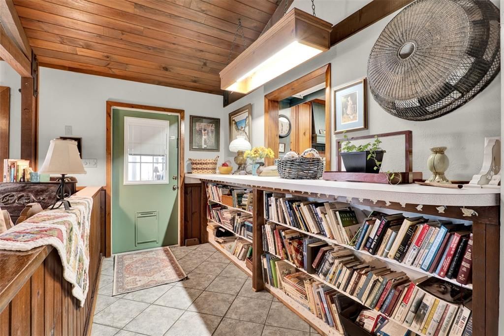 Active With Contract: $285,000 (3 beds, 2 baths, 1944 Square Feet)