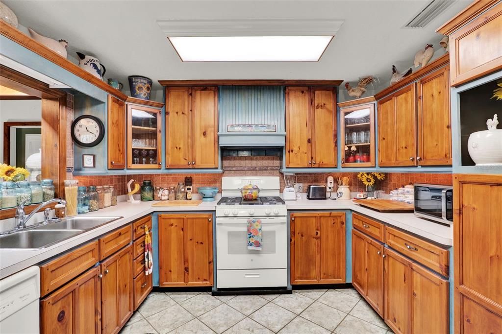 Active With Contract: $285,000 (3 beds, 2 baths, 1944 Square Feet)