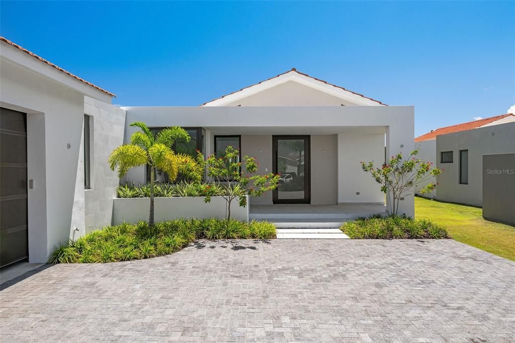 For Sale: $2,900,000 (5 beds, 5 baths, 5500 Square Feet)