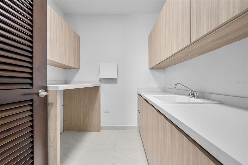 For Sale: $2,900,000 (5 beds, 5 baths, 5500 Square Feet)