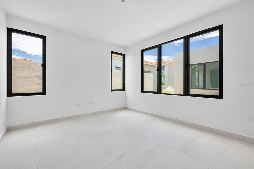 For Sale: $2,900,000 (5 beds, 5 baths, 5500 Square Feet)