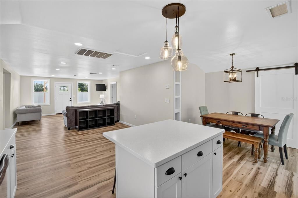 Под контрактом: $525,000 (3 спален, 3 ванн, 1524 Квадратных фут)