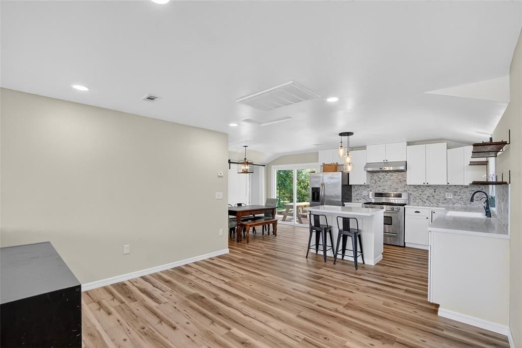 Под контрактом: $525,000 (3 спален, 3 ванн, 1524 Квадратных фут)