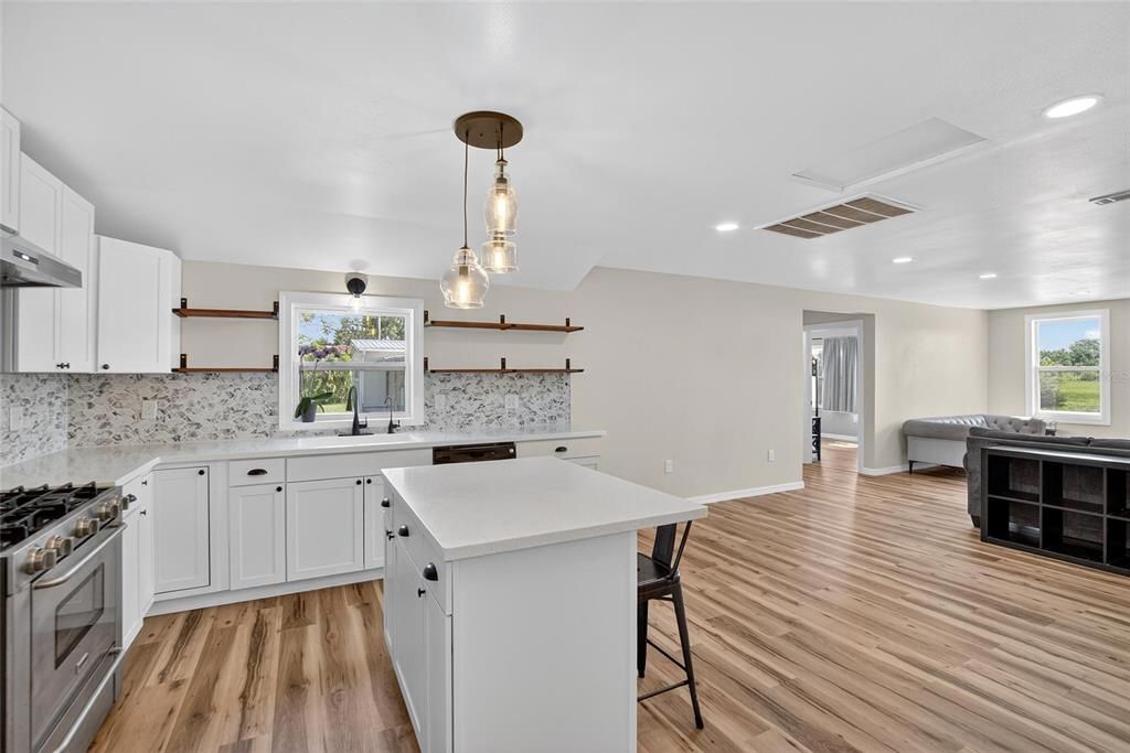 Под контрактом: $525,000 (3 спален, 3 ванн, 1524 Квадратных фут)