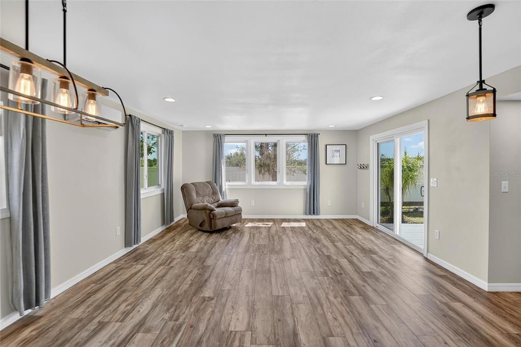 Под контрактом: $525,000 (3 спален, 3 ванн, 1524 Квадратных фут)