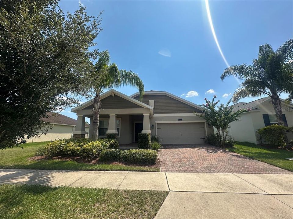 合同活跃: $2,400 (3 贝兹, 2 浴室, 1979 平方英尺)