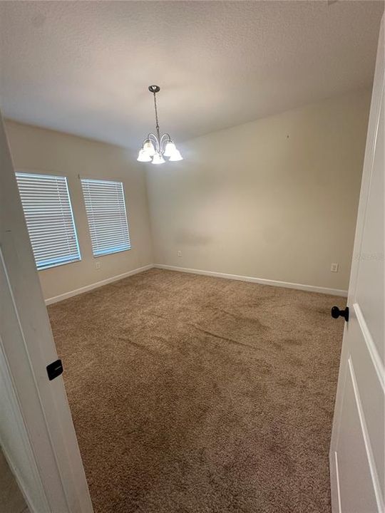 合同活跃: $2,400 (3 贝兹, 2 浴室, 1979 平方英尺)