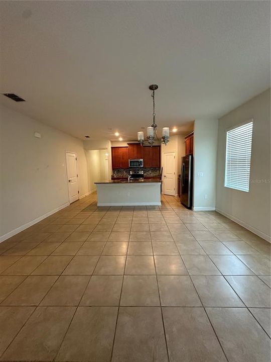 合同活跃: $2,400 (3 贝兹, 2 浴室, 1979 平方英尺)