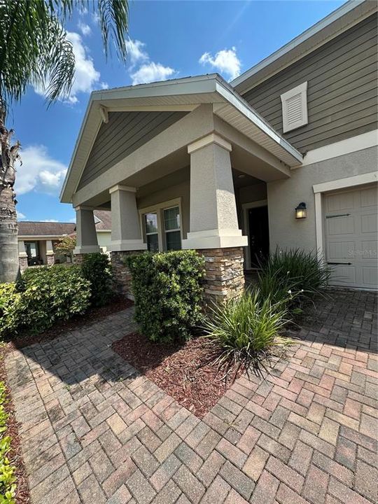 合同活跃: $2,400 (3 贝兹, 2 浴室, 1979 平方英尺)