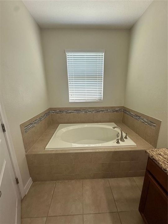 合同活跃: $2,400 (3 贝兹, 2 浴室, 1979 平方英尺)