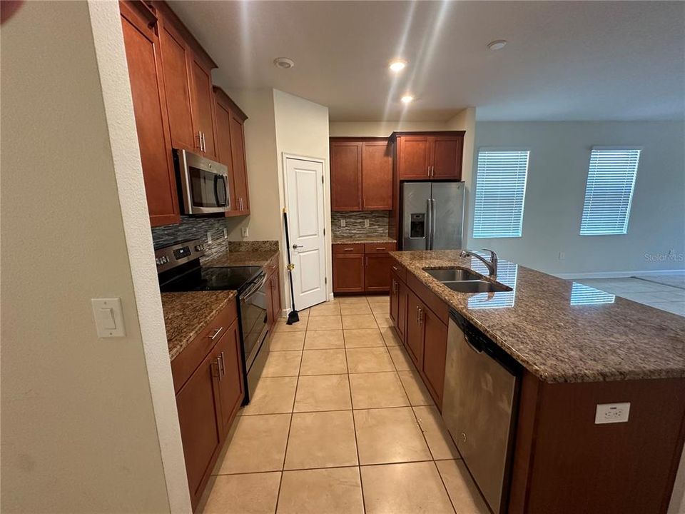 合同活跃: $2,400 (3 贝兹, 2 浴室, 1979 平方英尺)