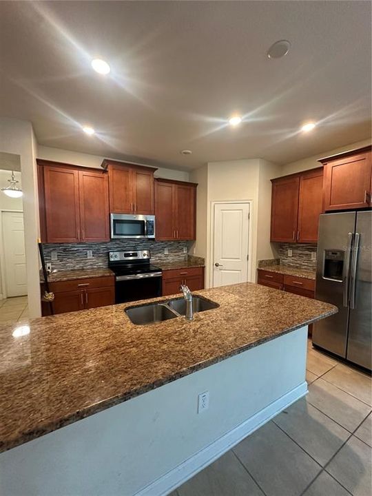 合同活跃: $2,400 (3 贝兹, 2 浴室, 1979 平方英尺)