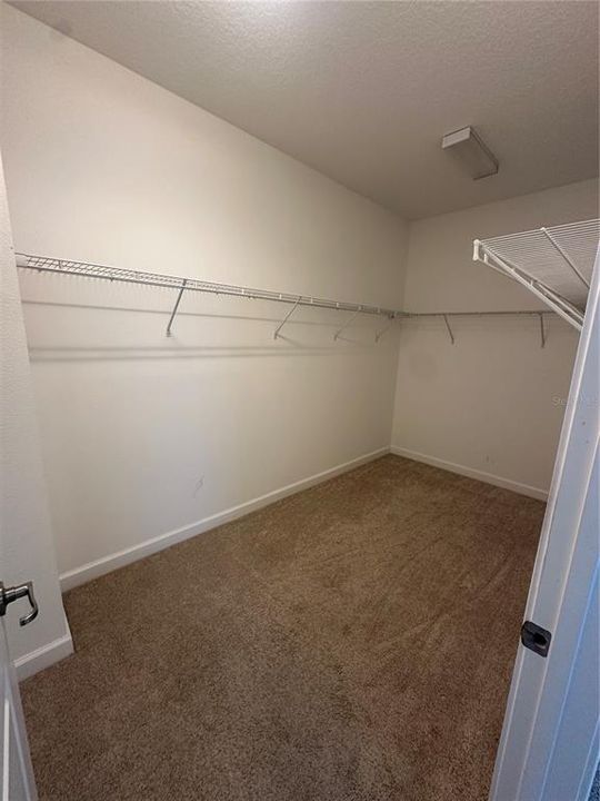 合同活跃: $2,400 (3 贝兹, 2 浴室, 1979 平方英尺)