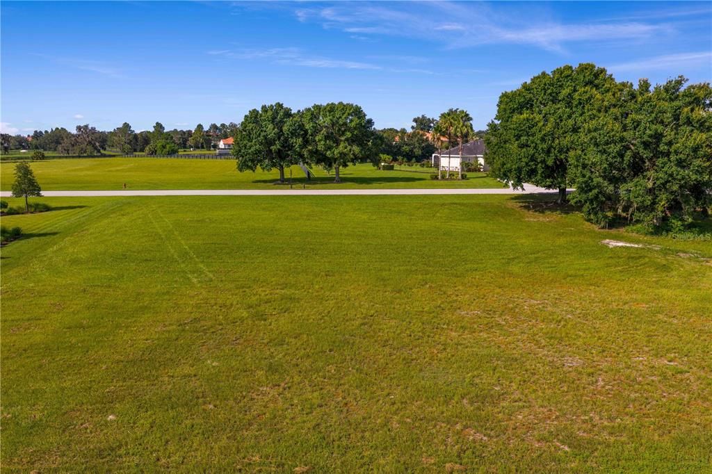 待售: $649,000 (3.06 acres)