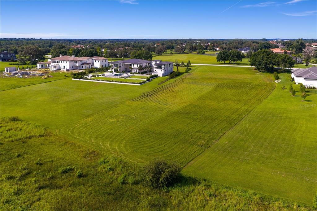 待售: $649,000 (3.06 acres)