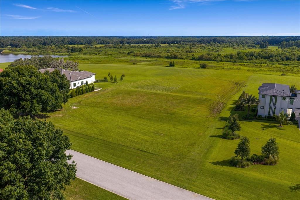 待售: $649,000 (3.06 acres)