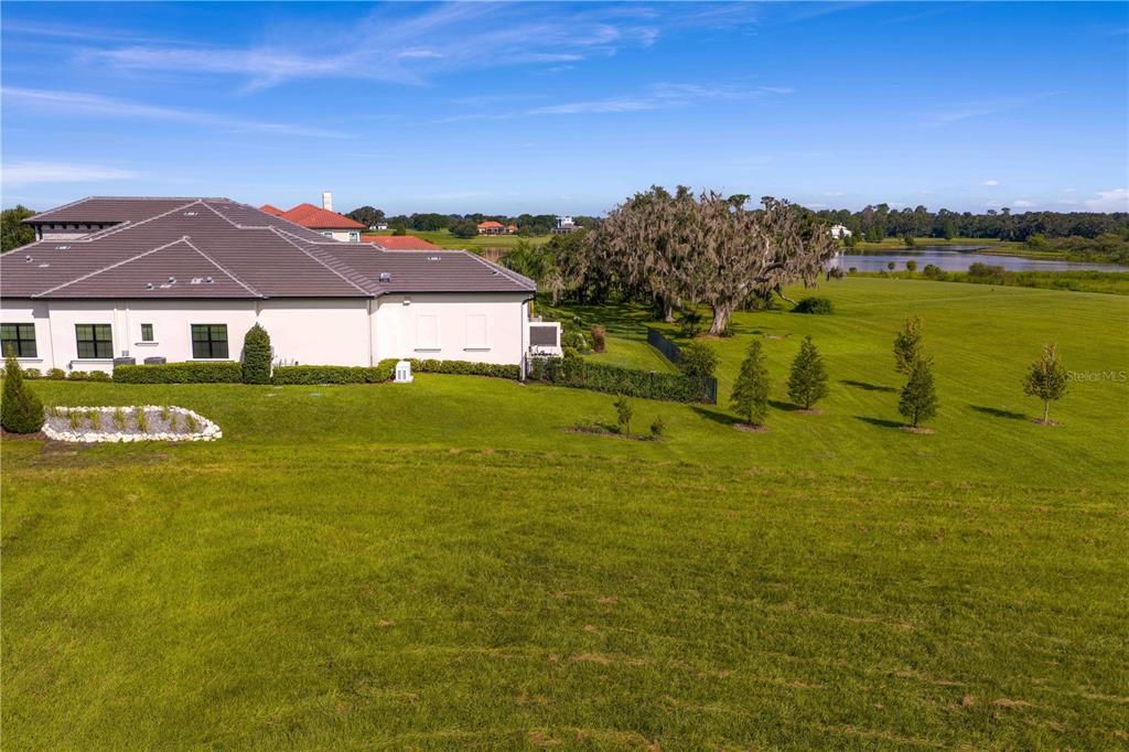 待售: $649,000 (3.06 acres)