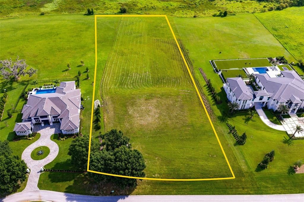 待售: $649,000 (3.06 acres)