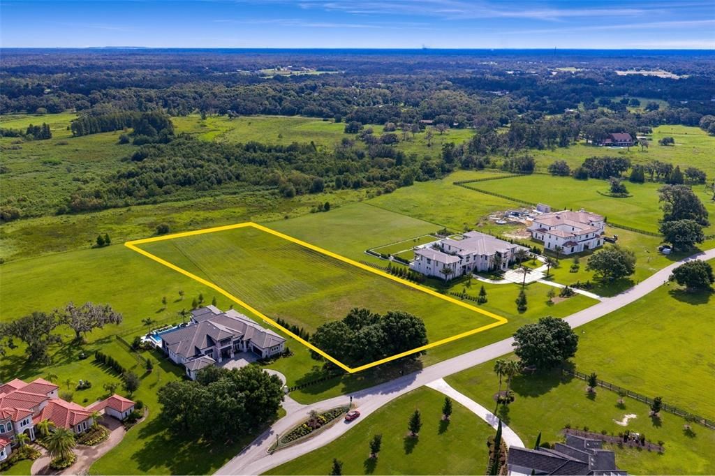 待售: $649,000 (3.06 acres)