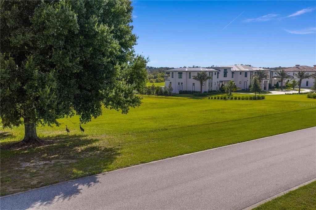 待售: $649,000 (3.06 acres)