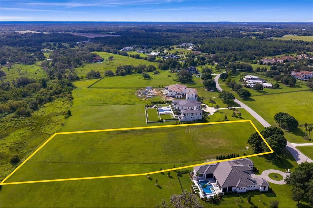 待售: $649,000 (3.06 acres)