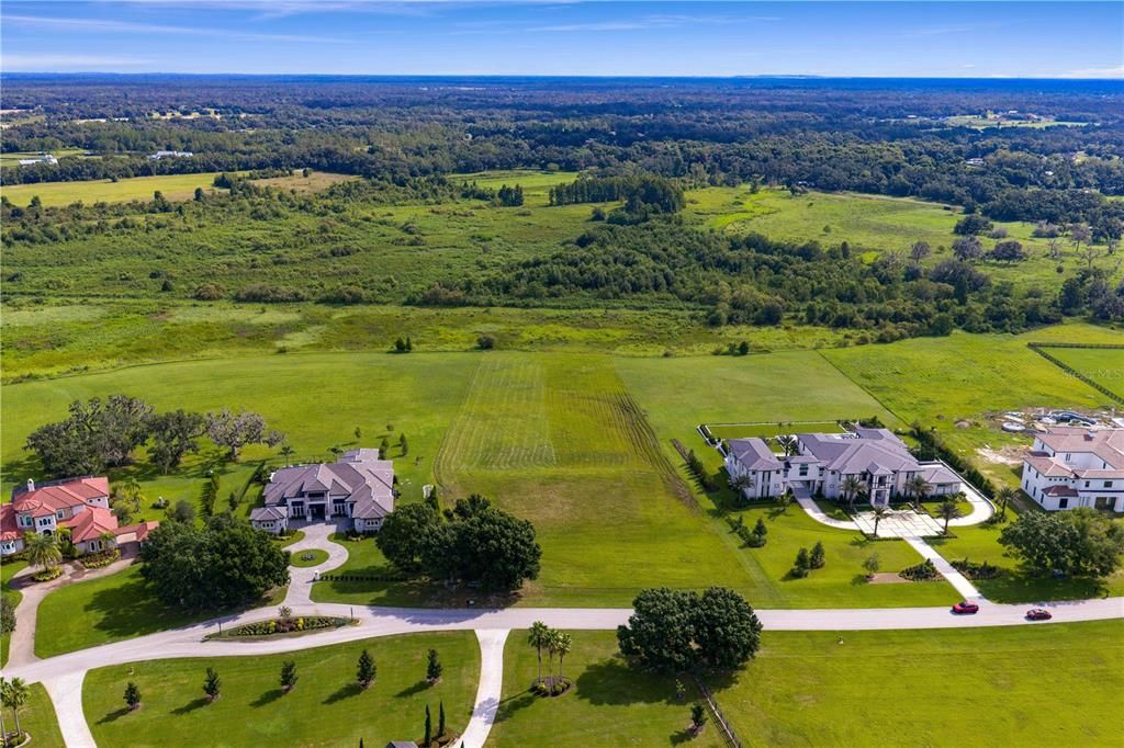 待售: $649,000 (3.06 acres)