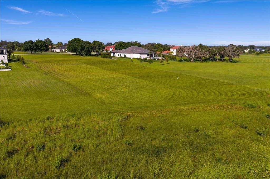 待售: $649,000 (3.06 acres)