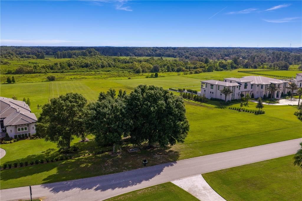 待售: $649,000 (3.06 acres)