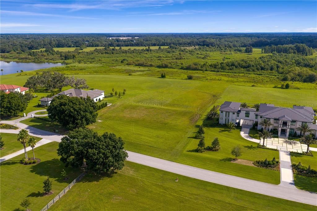 待售: $649,000 (3.06 acres)