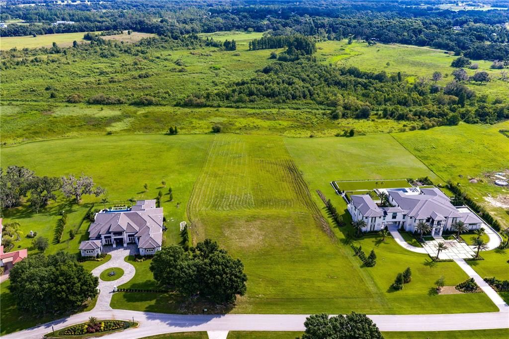 待售: $649,000 (3.06 acres)