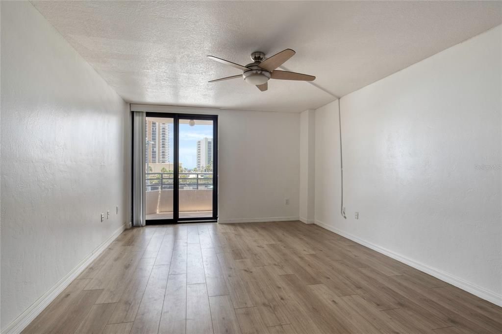 Active With Contract: $130,000 (1 beds, 1 baths, 1010 Square Feet)